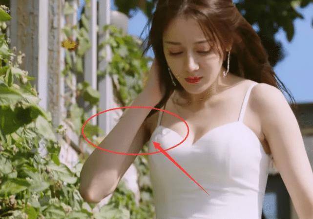 迪丽热巴穿婚纱白到发光,抬手撩发却被"腋窝"抢镜,网友:我没看花眼吧!