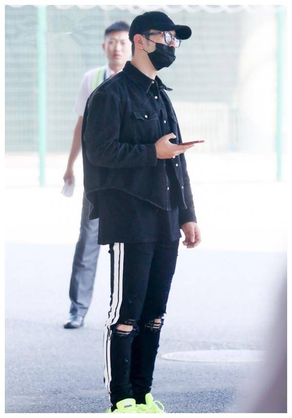 说黄晓明腿短他还不信,偏要短装搭长t穿,不料意外成五五分_衣服_衬衫