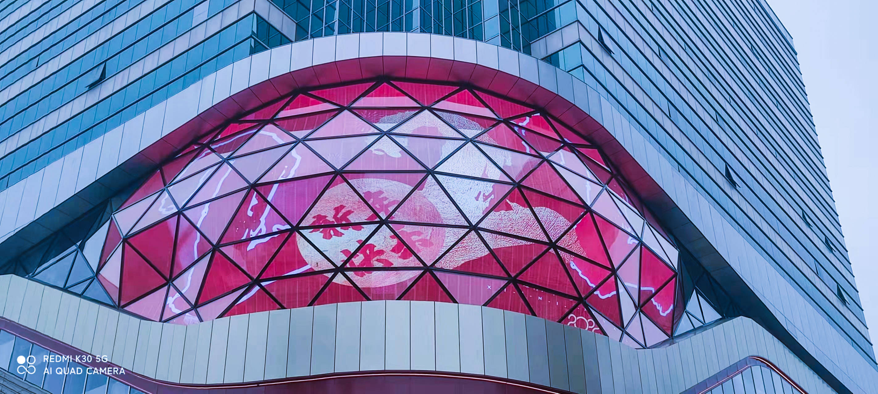 的细分产品之一,其他细分产品还有led晶膜屏,led玻璃屏,led格栅屏等等