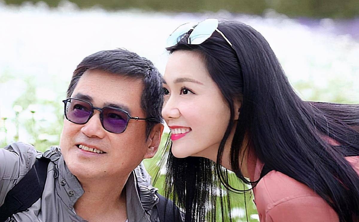 汤镇宗女儿汤洛雯,社交平台晒美照,她想同马国明一生一世?