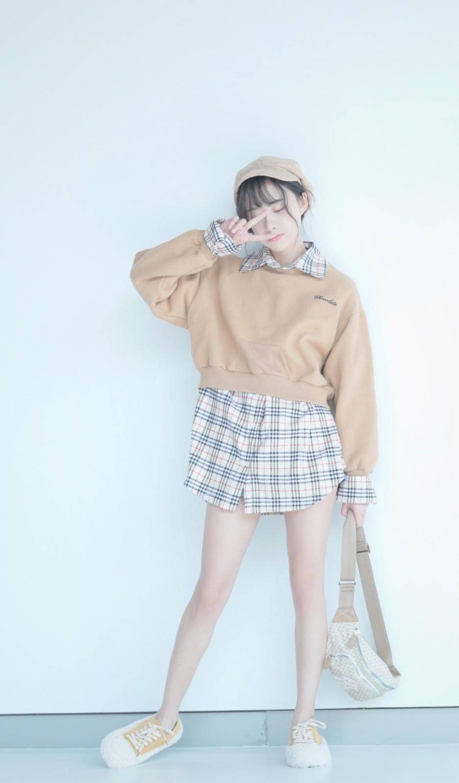 她是黄子韬公司的艺人,穿毛绒外套配牛仔裤,玉兰树下甜美俏皮_曹曦