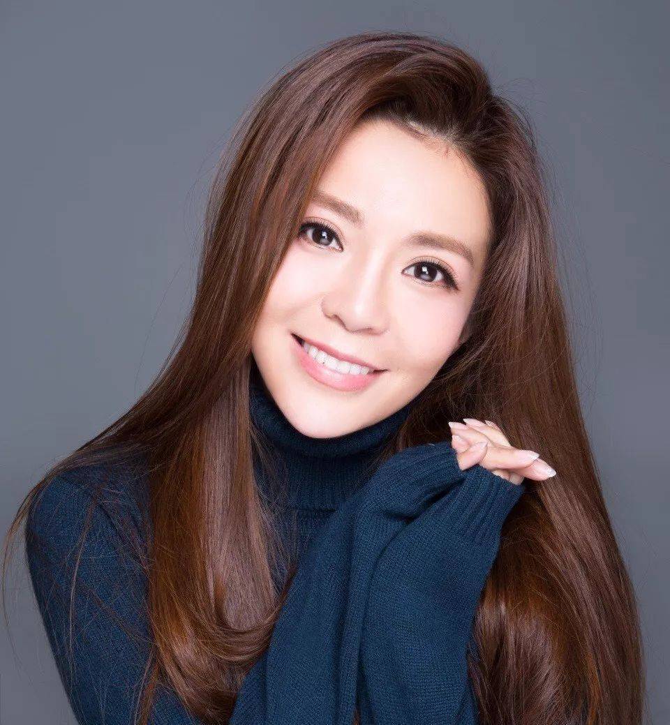 朱迅搭档德云社演员烧饼曹鹤阳,穿粉色大褂说相声,被赞多才多艺_节目