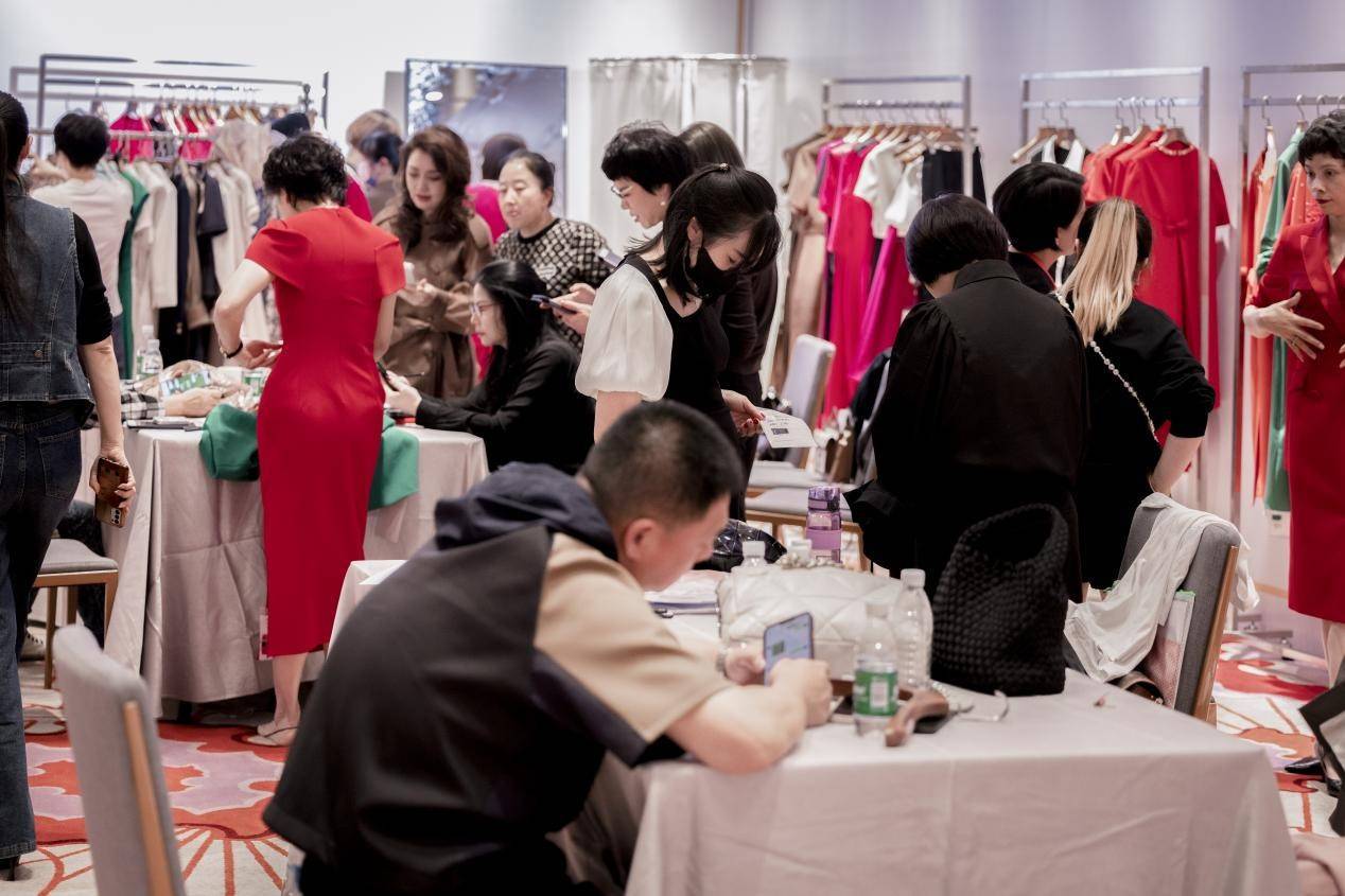 joeffe乔菲2023年春夏新品发布会成功举行_顾客_产品_场景