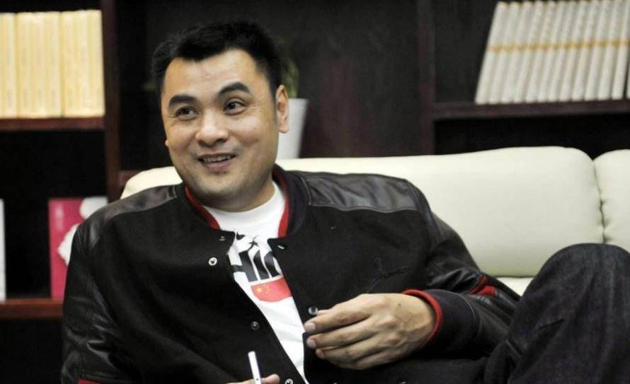 原创退役11年被称为小巨人的姚明如今过得咋样