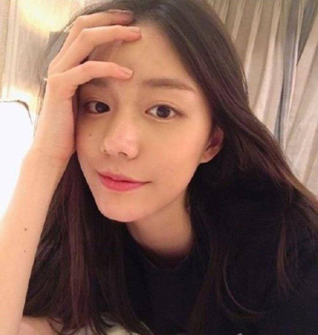 22岁破产千金,王一博绯闻女友,曾拥有百亿身家,綦美合的坠落史_父亲