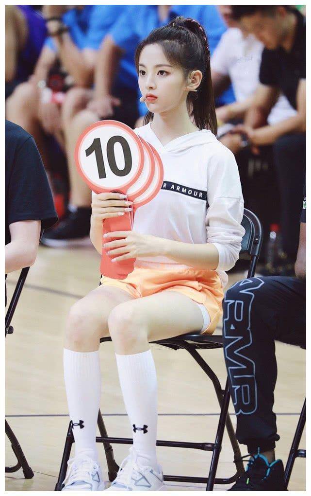 有种清纯叫杨超越扎双马尾,乍一看很简单,但你却扎不出效果_白色_气氛