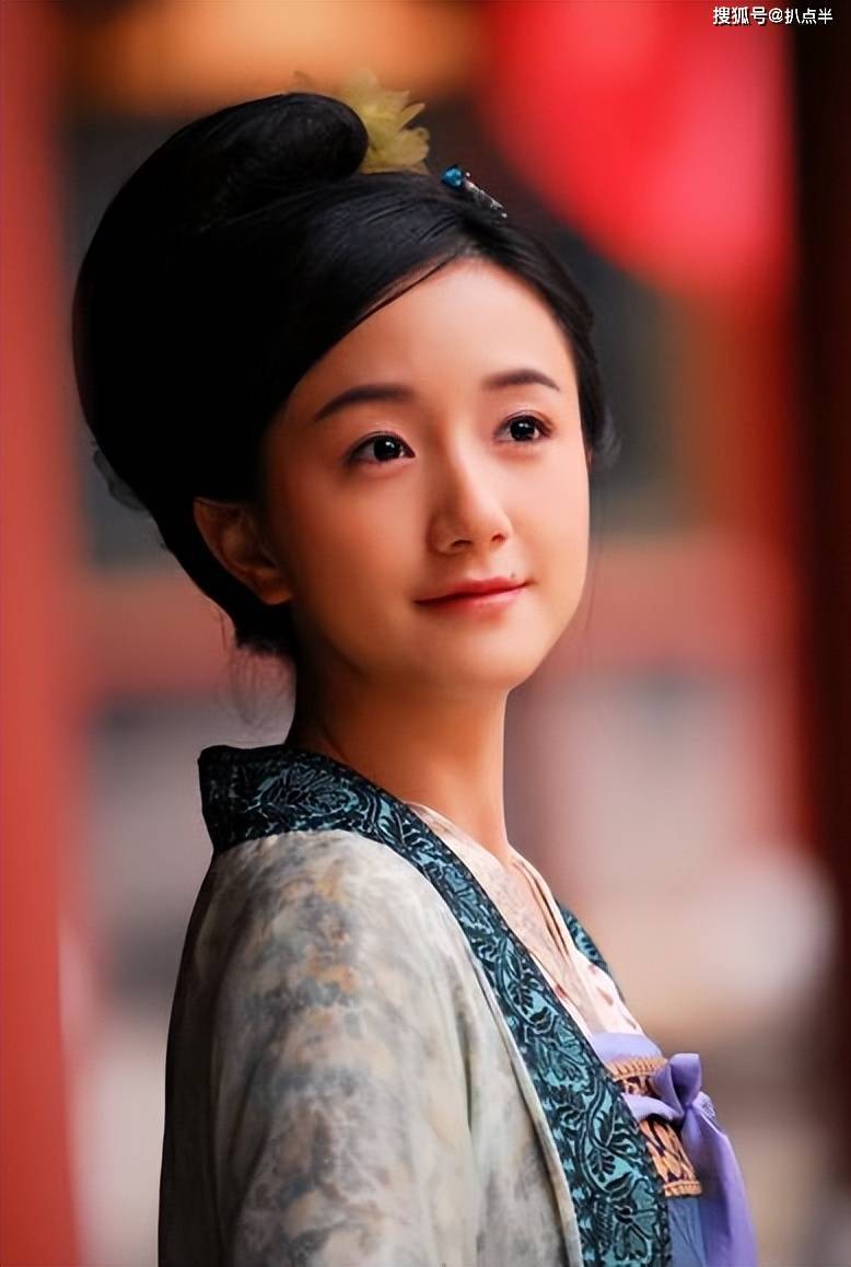 古装剧《一念关山》中继续"打酱油";饰演朱七七的张棪琰已经开始在新