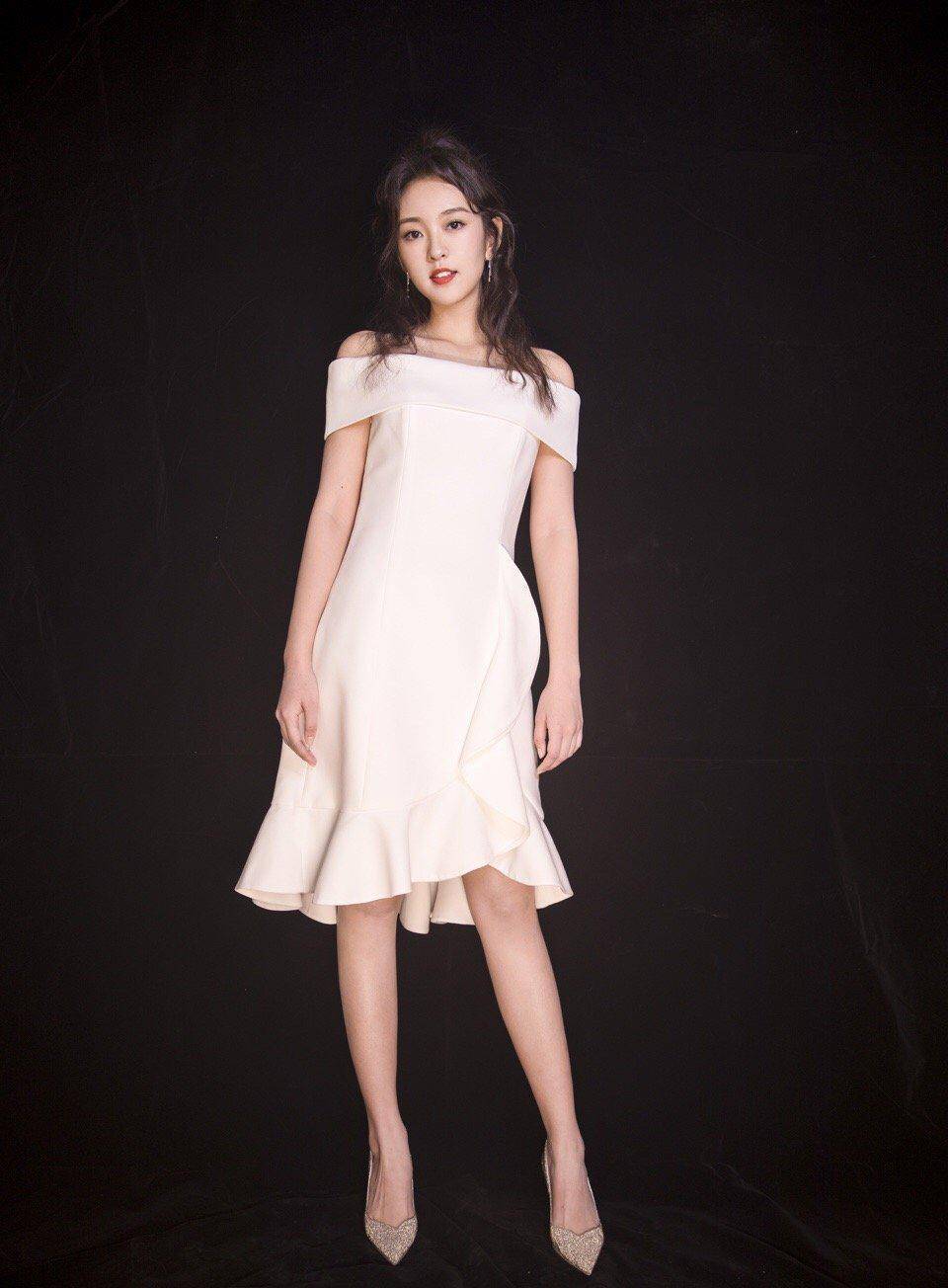 她在综艺中"准备"婚礼,穿背带牛仔裙配麻花辫,同框男友好恩爱_刘泳希