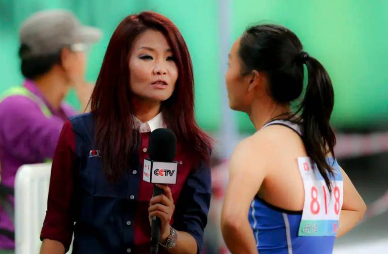 "电视记者"冬日娜:被网友说被苏炳添怼,却被外媒追捧,为什么_刘翔