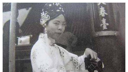 清朝毁灭后，格格们何去何归？多年后，皇室后嗣成为大明星