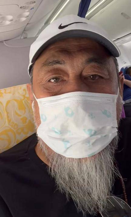 66岁的陆书铭因心脏病去世,母亲一年前刚过世,全家福让人哭笑不得!