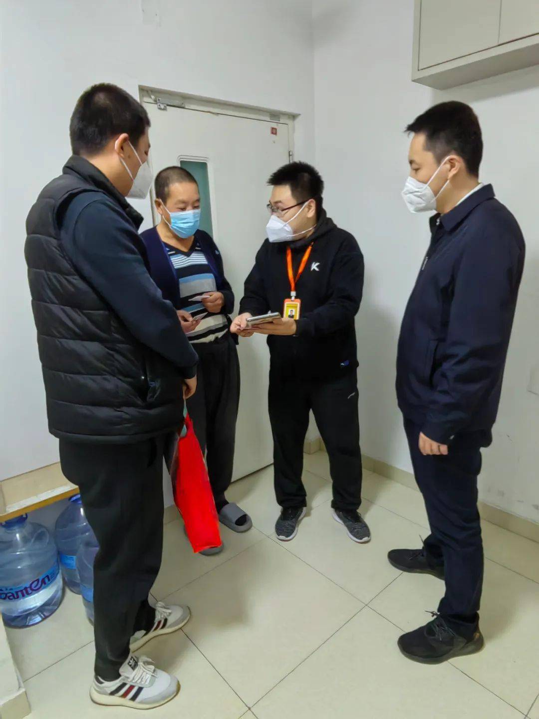 入户前明确分工亦庄镇主管领导贾迪与广德苑社区调查对象亲切交流黄村