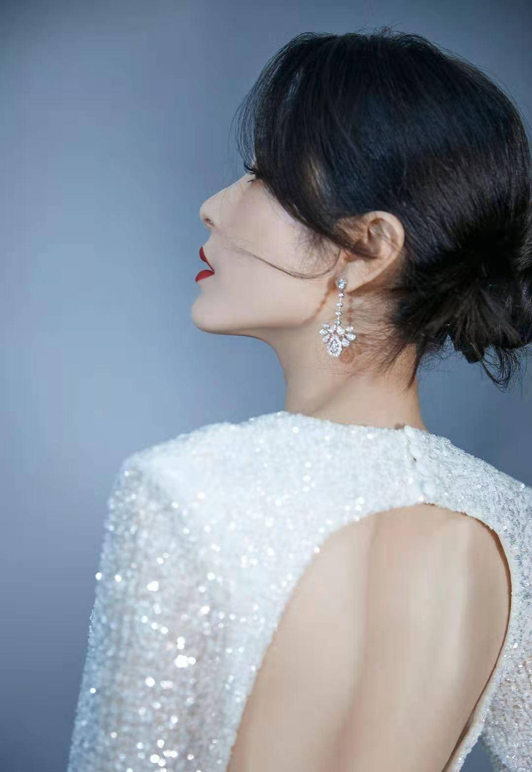 44岁曾黎露背秀蝴蝶骨,长裙开叉到大腿根部,为保持身材吃素16年_网友