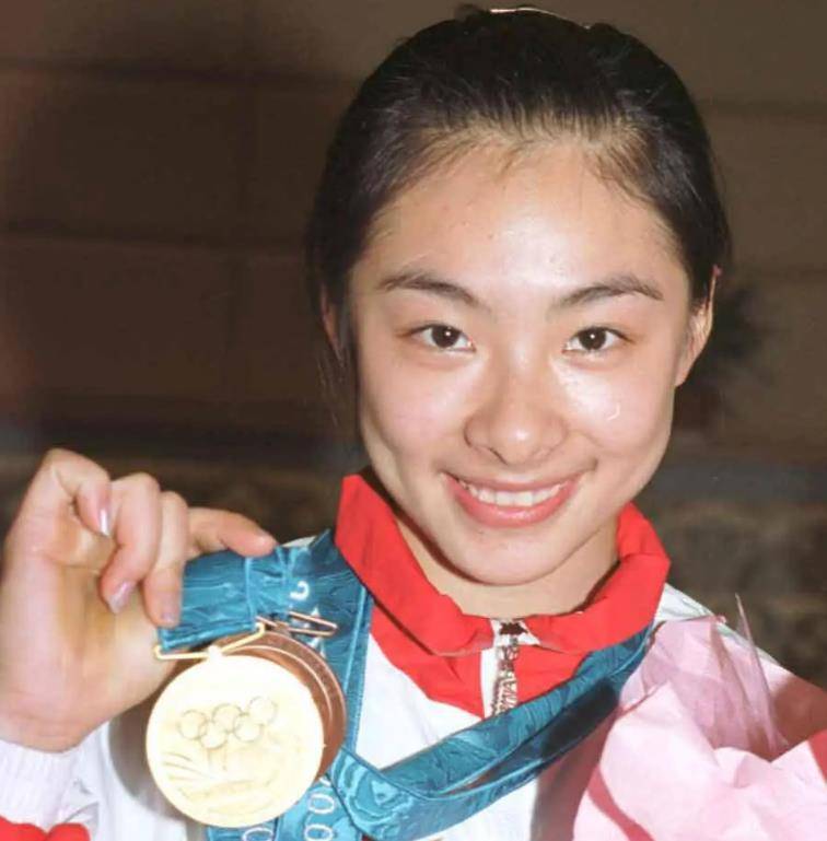 43岁的奥运冠军刘璇疑似生了三个孩子,倒立起来很容易,鼓鼓的小肚腩也