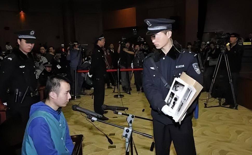2011年药家鑫走下法庭,与父亲告别后,被押殡仪馆抬进死刑执行车_父母