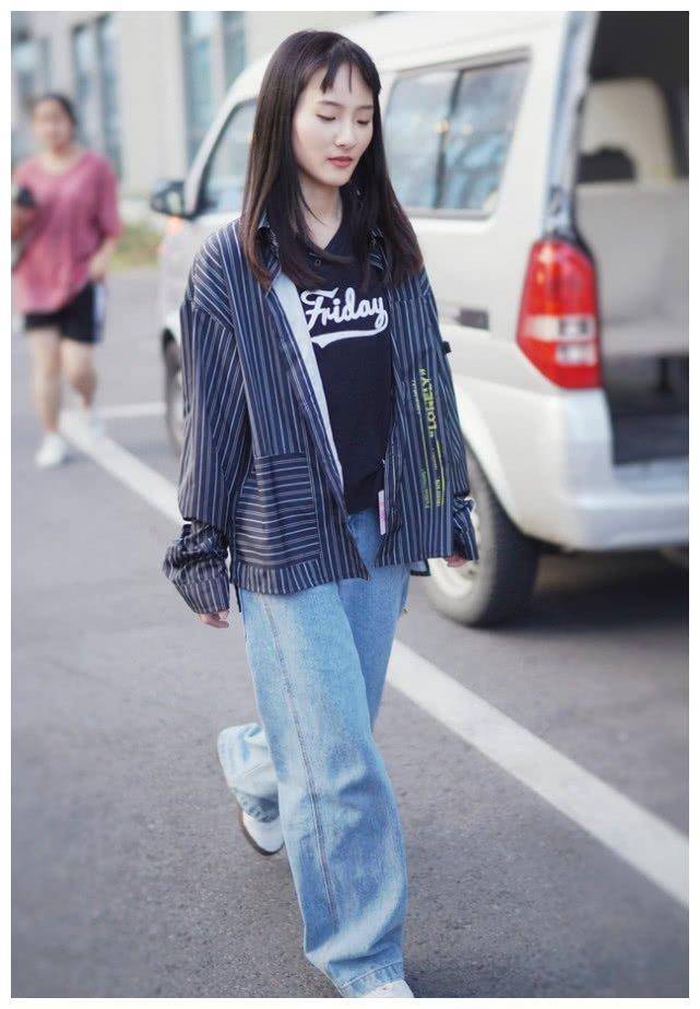 虽然张钰琪才1米6,但她却明白要穿"拖地裤",又潮又显高_张玉琪_黑色