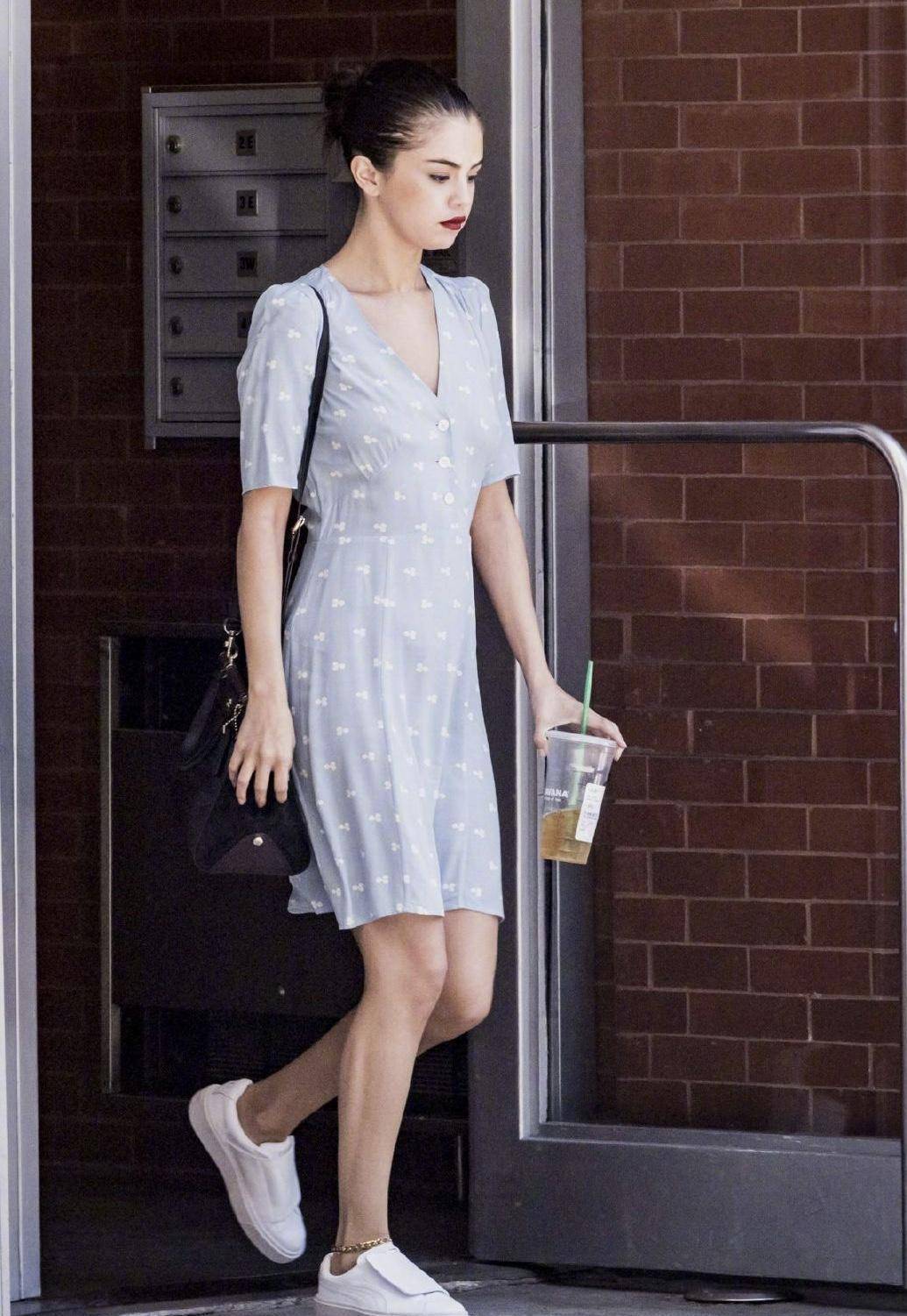 28岁赛琳娜肤白貌美大长腿,衣品简直超级棒,真是人间小天使_身材_印花