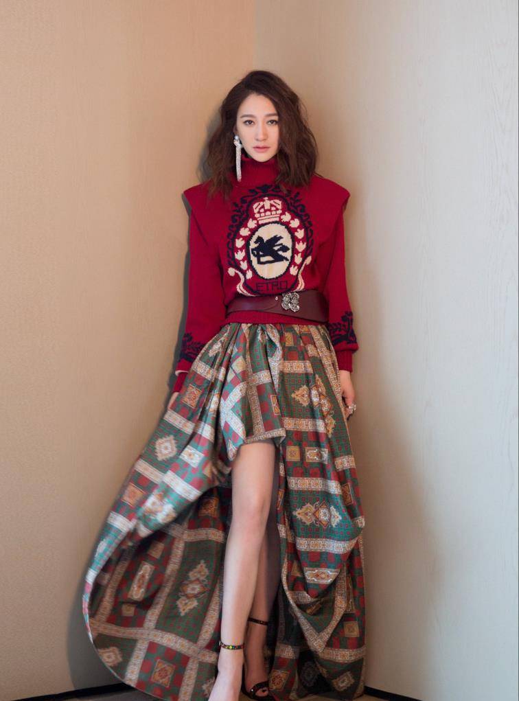 李小冉真是太大胆了,穿时尚长裙不像44岁,这身材小姑娘都羡慕_上身