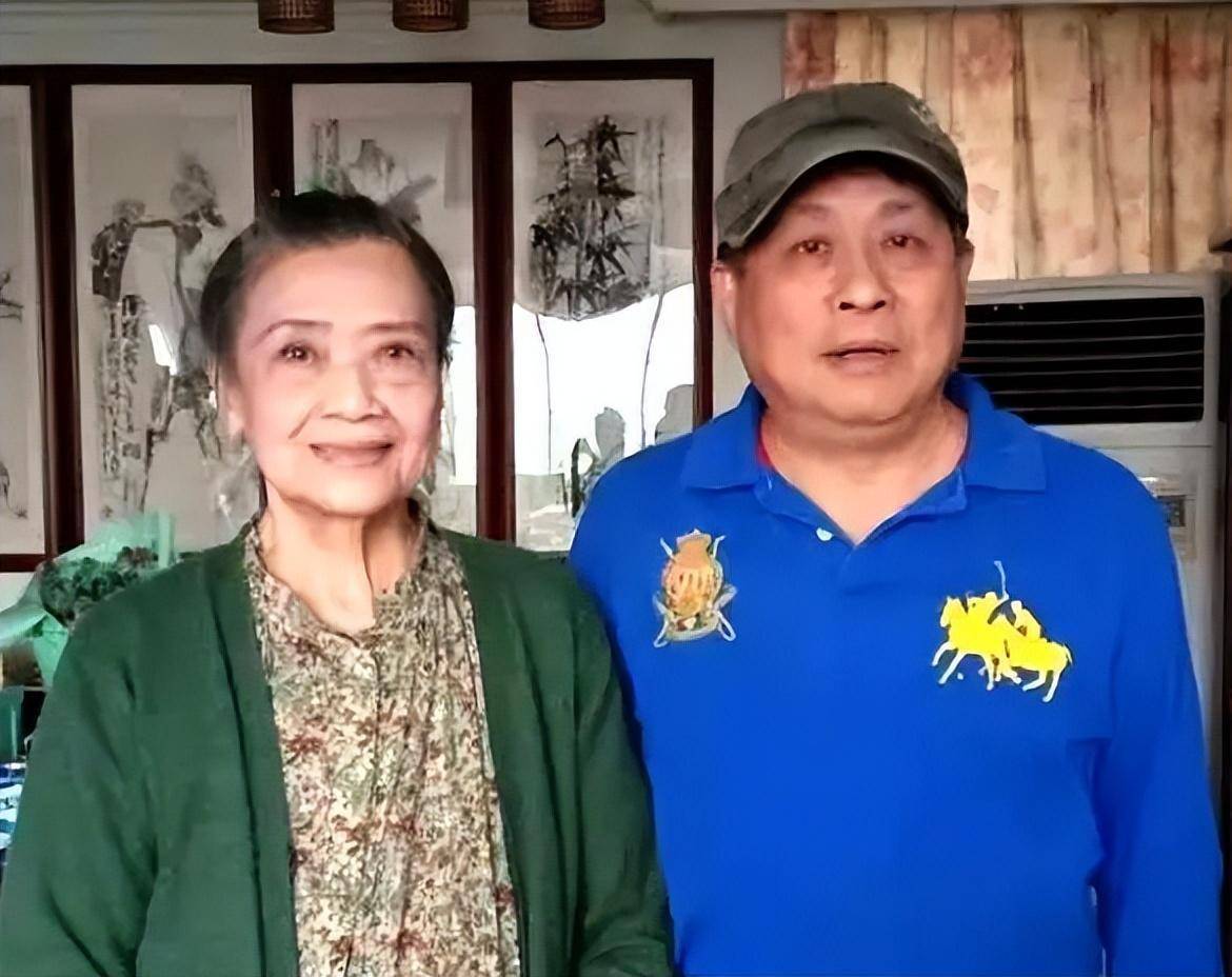 如今朱逢博已经85岁了,她依然热爱着音乐,内心依然深深地挨着施鸿鄂.