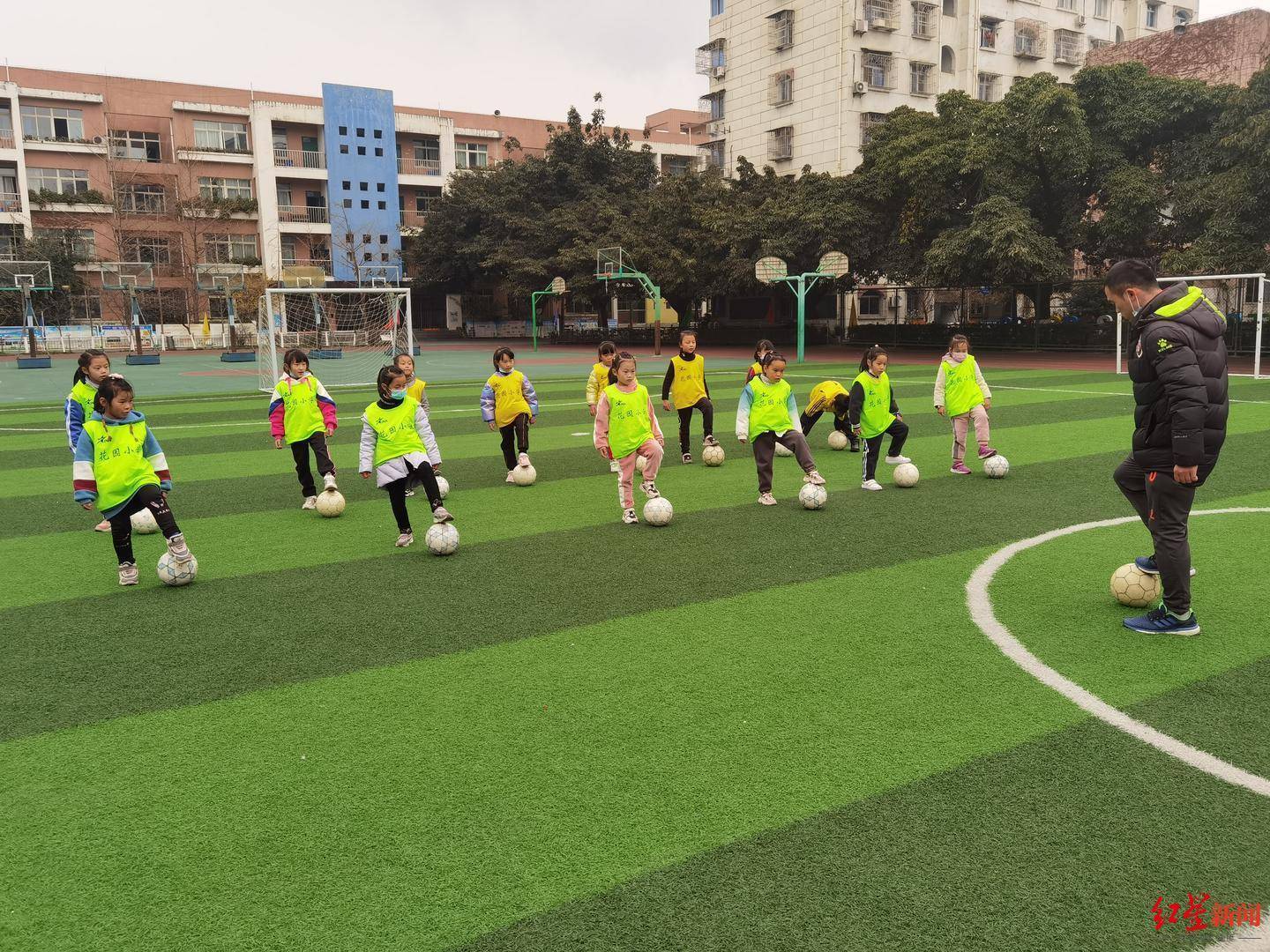 女子足球改革发展方案推广11月1日,红星新闻记者来到江油市花园小学