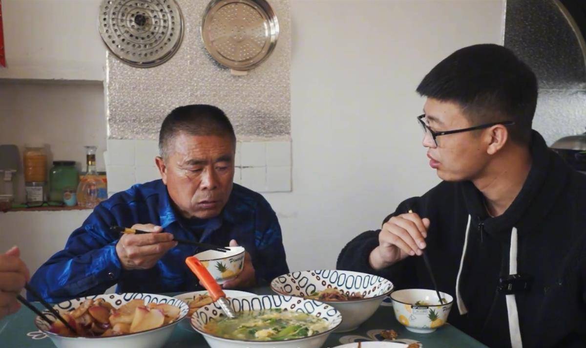 90后小伙进村"蹭饭"走红,身在异乡子女争相邀请上门代看父母_胡建飞