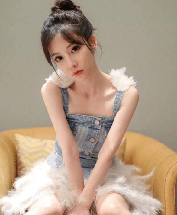 在很多人印象中,冯提莫一直都留着精致的中长发,这