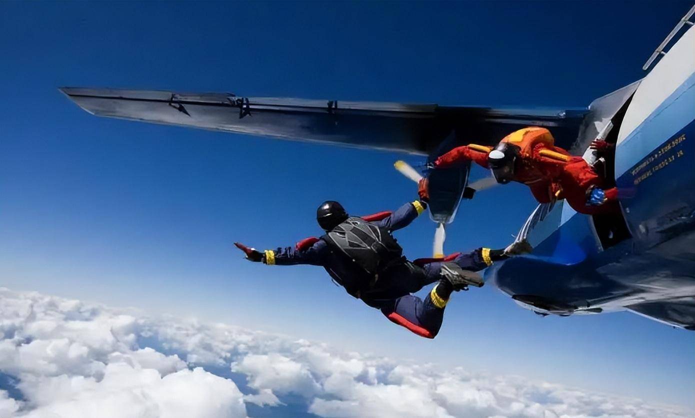 如果飞机出现故障,机务为何不能安排乘客跳伞逃生?