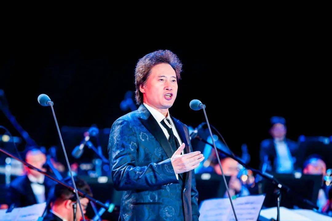 10月25日首秀之夜,世界著名男高音歌唱家戴玉强压轴登场,他与魏松
