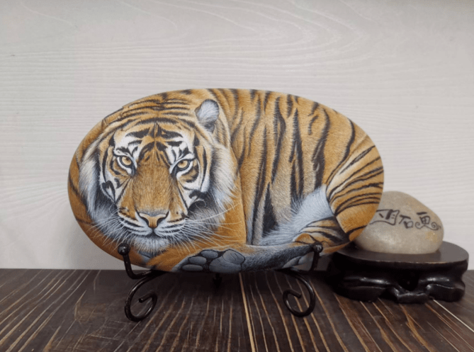 惊艳了很多网友↓动物石头画近日,一幅幅造型逼真的猴子表情生动老虎