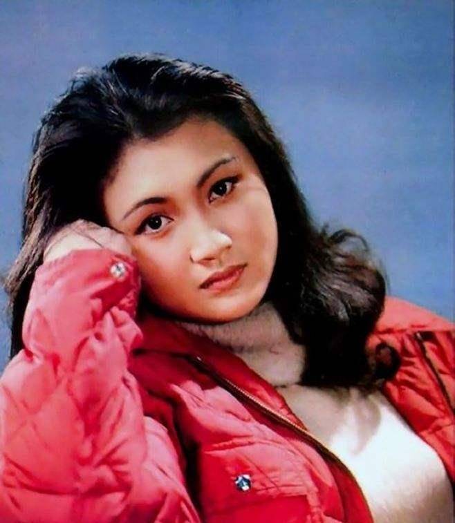 这个男人叫陈兴,是电影《幽谷恋歌》的副导演,为了寻找合适的女主演