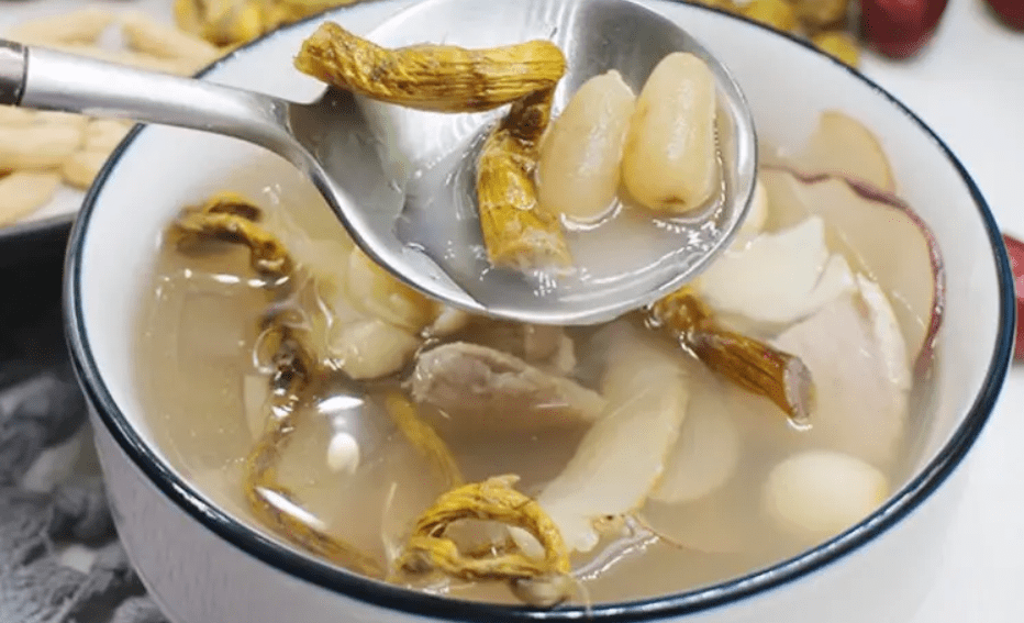 秋季养生除了多吃清润或者温润的食物,如百合,银耳,石斛,麦冬,玉竹