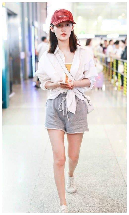 李沁搭配小白鞋后时尚好看,还凹美腿_衬衫_睡衣_白色