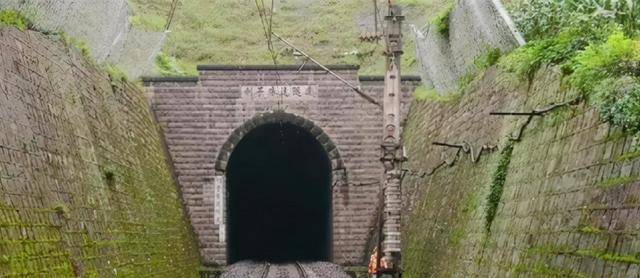 在经过尼日车站后,准备通过奶奶包隧道到达下一个停靠站点乌斯河站