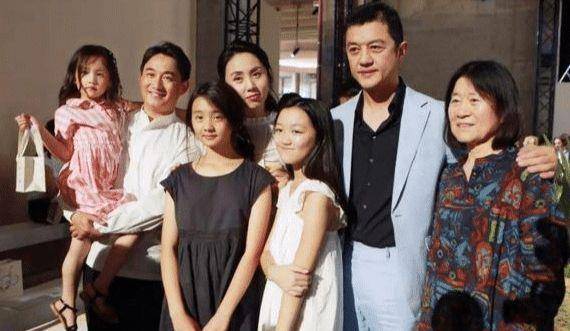 李嫣和奶奶合照曝光,看到奶奶的嘴巴之后,网友:确实不怪王菲!