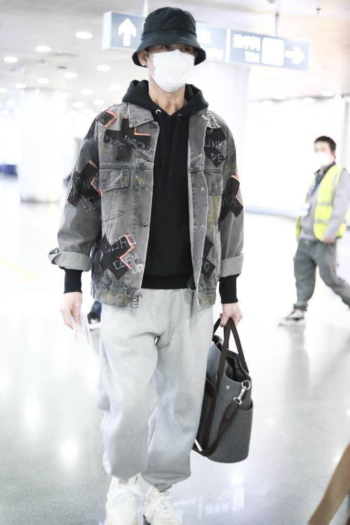 王凯戴渔夫帽休闲造型现身 穿"补丁"字母涂鸦牛仔外套潮帅有型_运动裤