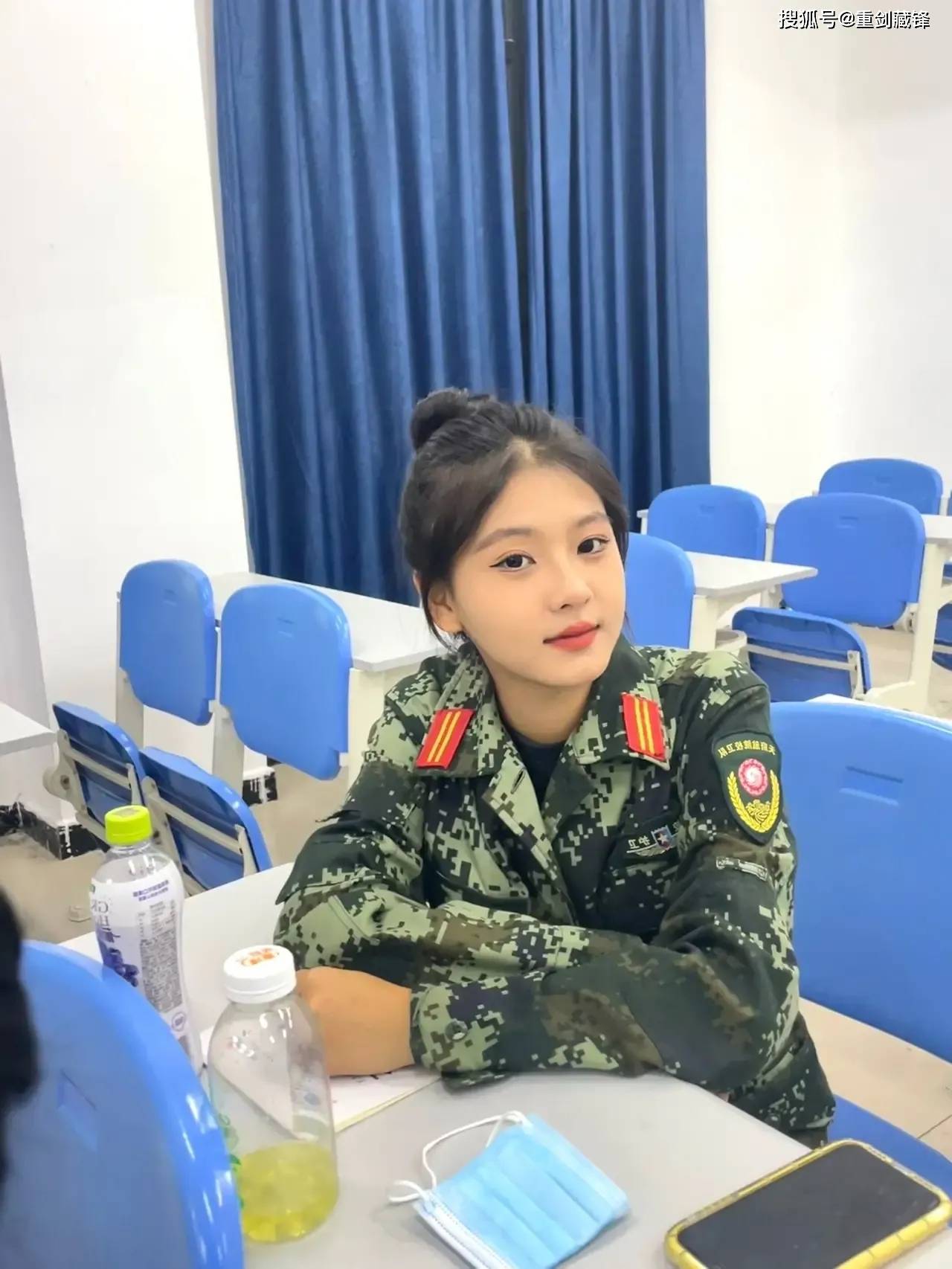 这女孩穿的是武警07式作训服吗?