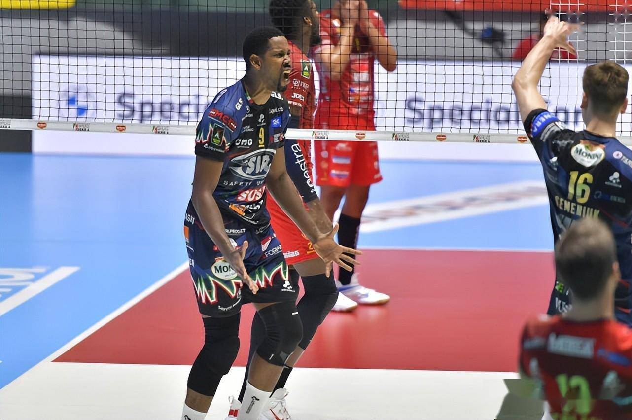 意大利男排超级杯佩鲁贾夺冠 莱昂扣球落地撞击头部幸无碍_比赛_主攻