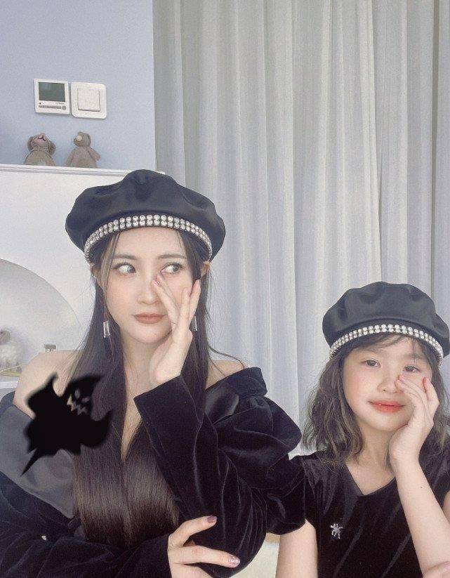 另外,之前曾有过被怀疑怀过二胎的包文婧,所以现在饺子都6