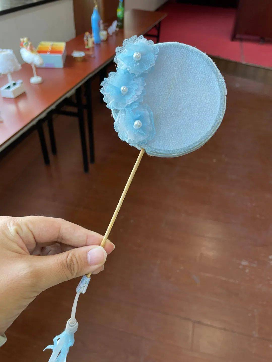 直接扔掉太可惜,所以这次她经过装点,制作出一把扇子,"口罩有好几层