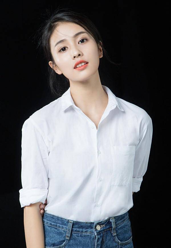 "年度潜力电视剧女演员":清纯女孩白鹿,私服轻松穿出少女范_感觉_衬衫