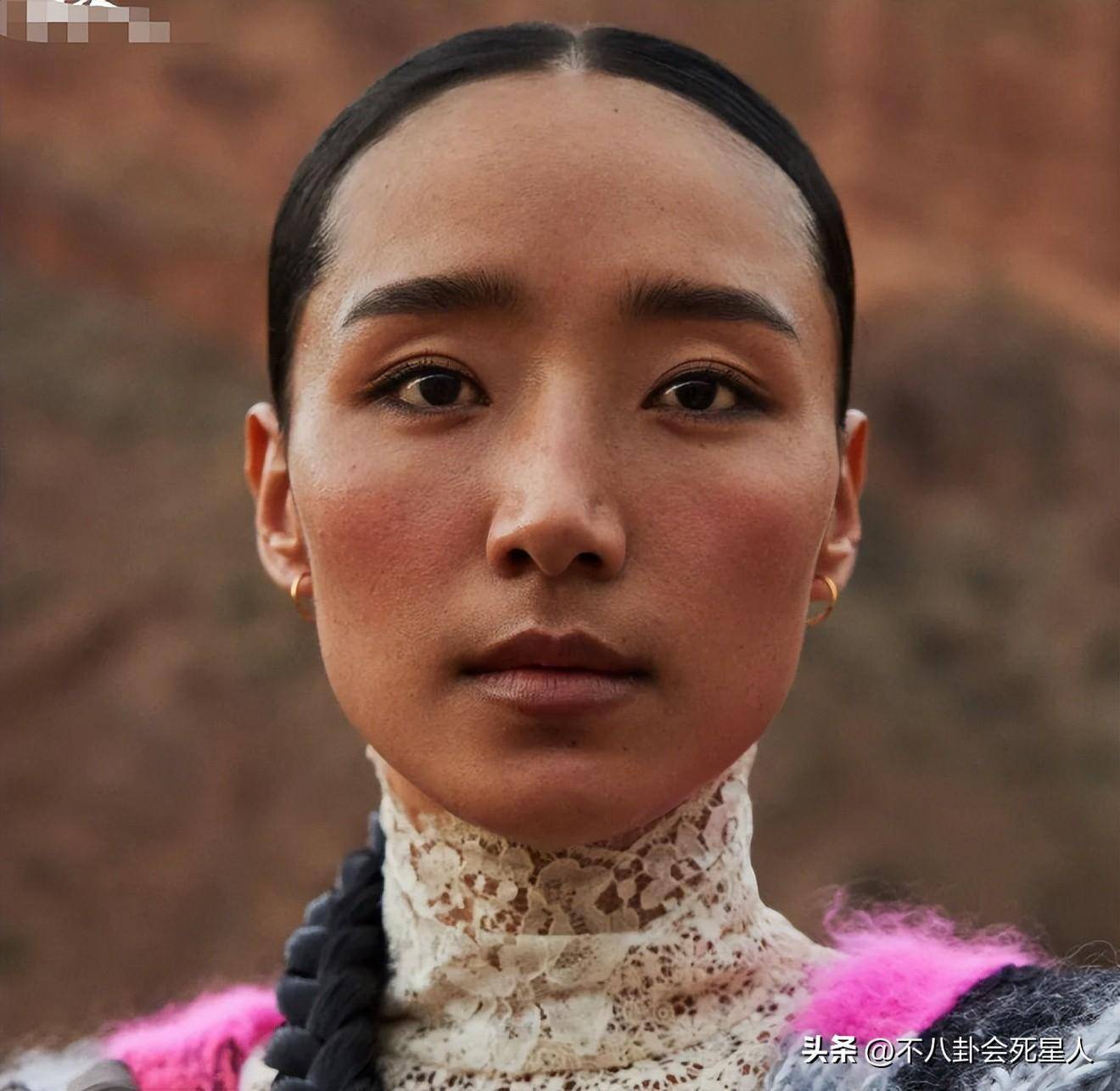 杨秀措是藏族姑娘,14岁就入行当了演员,近年来经常跟万玛才旦导演合作