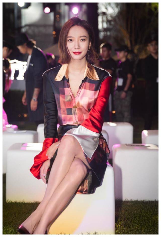 王珞丹也真是大胆,"马赛克裙"也敢穿,这气场得有两米八吧?