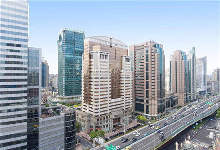 港泰广场位于上海市人民广场中央商务区内,矗立于延安东路.