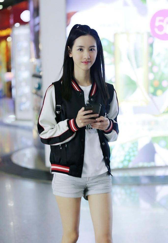 陈都灵近照,可爱清新羞涩露笑,看她家庭照,妈妈也是漂亮到惊艳