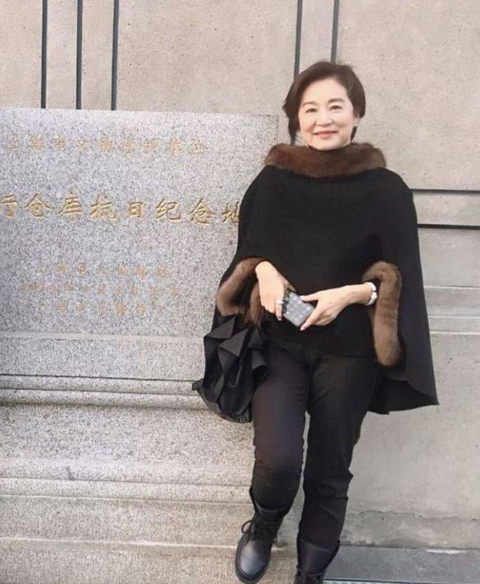 林青霞爬山被偶遇,穿紧身衣凸显好身材,网友:自然老去气质出众