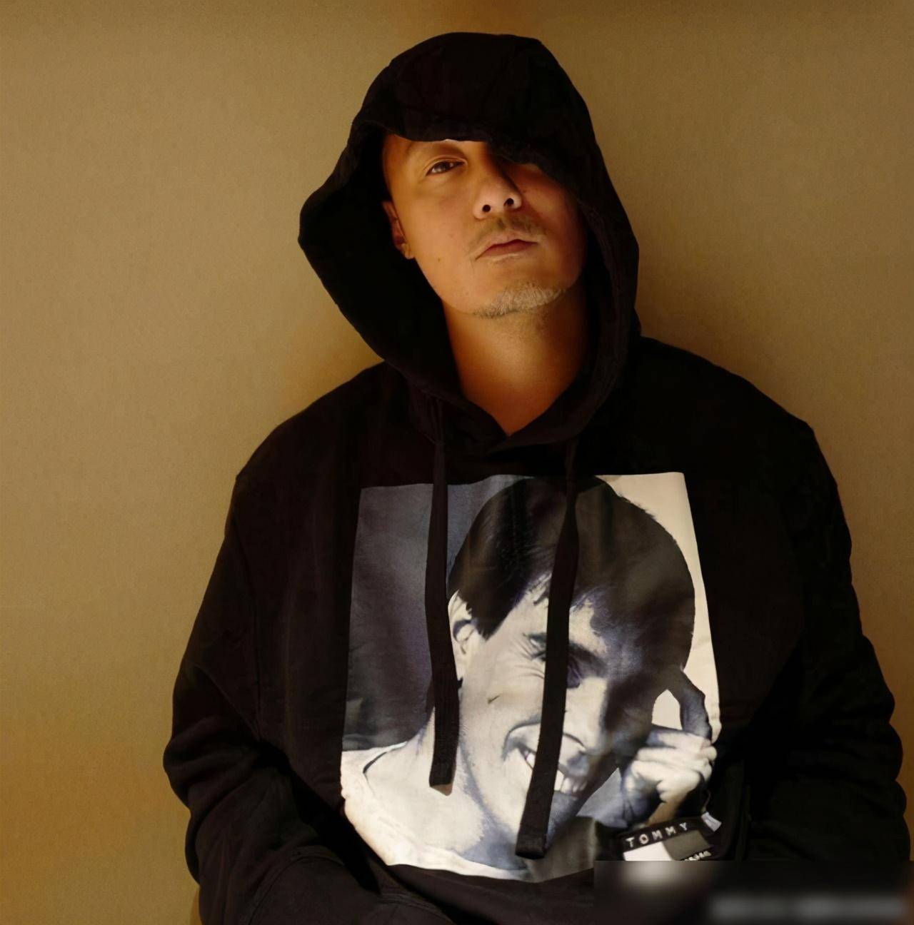 曝余文乐和助理奢饰品店插队,放狠话从不排队_购物_明星_质疑