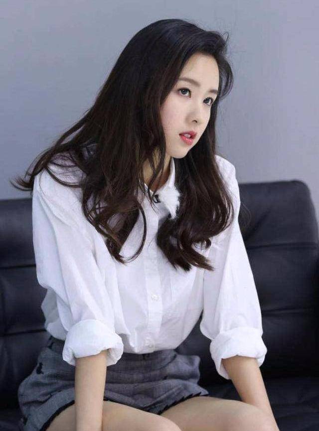 陈都灵近照,可爱清新羞涩露笑,看她家庭照,妈妈也是漂亮到惊艳
