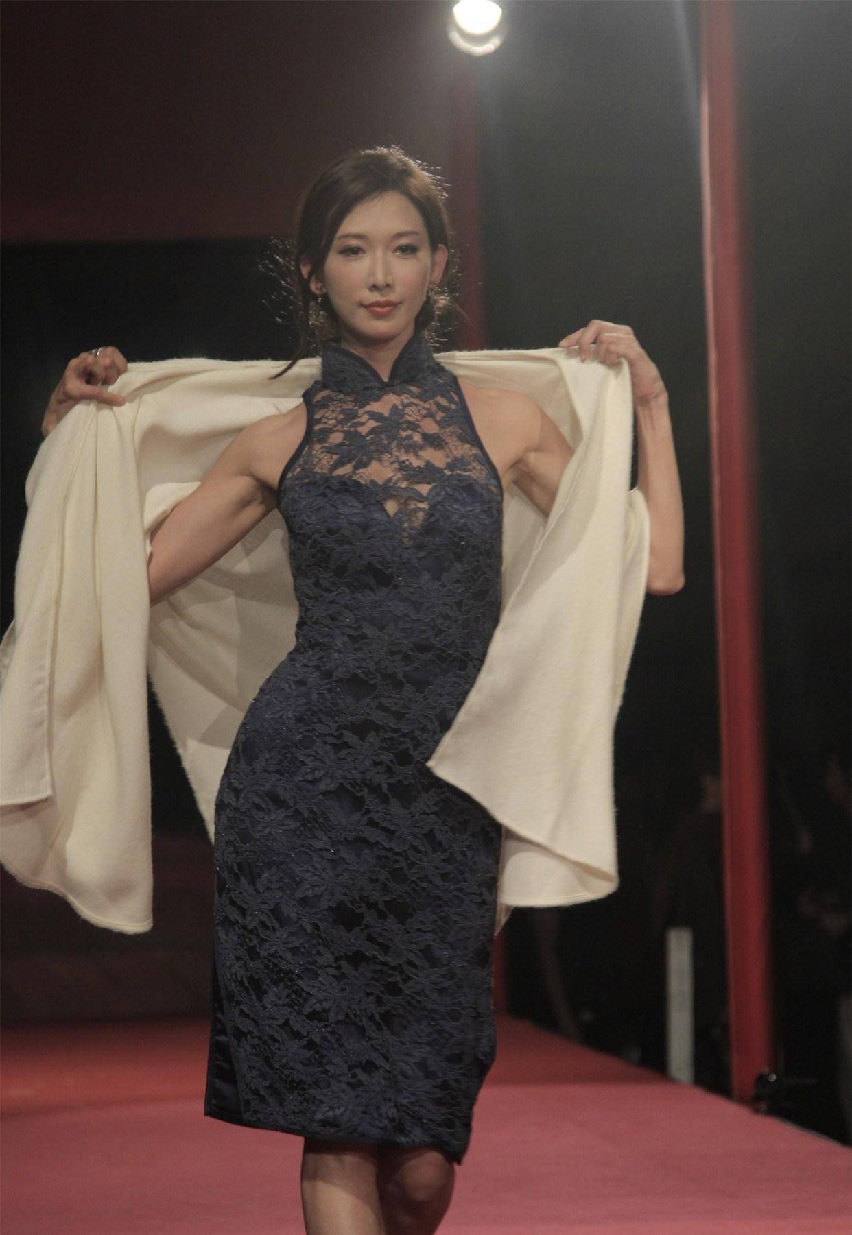 林志玲秀时尚身材,穿深v包臀裙优雅显气质,46岁婚后仍时尚犹存