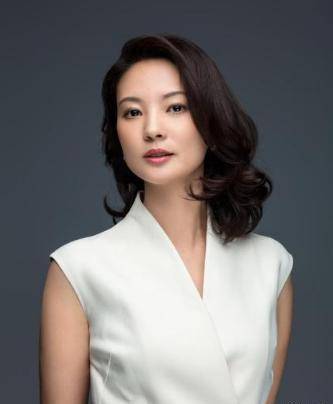 曾经的"电视三姐",董卿的接班人刘芳菲,为何事业红火时消失?