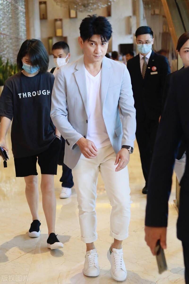 吴奇隆近况略心酸,录综艺遭安保扑倒生擒,曾被刘诗诗败光2亿_节目_不